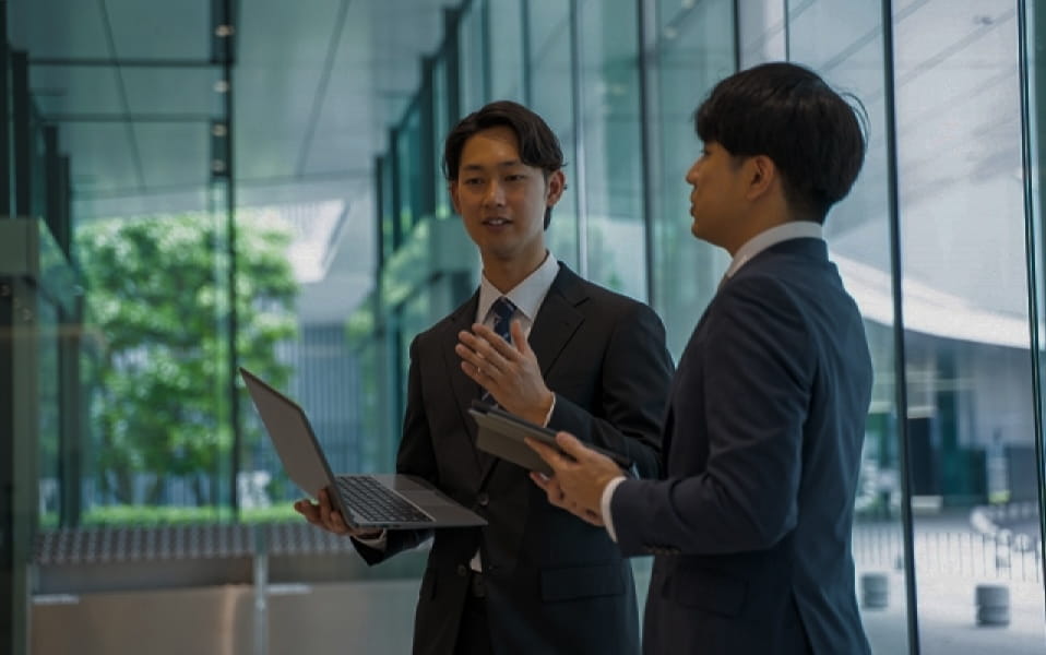 話し合う二人の男性