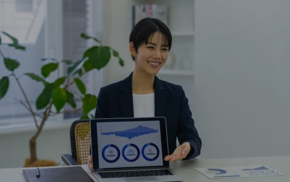 パソコンを使って説明する女性