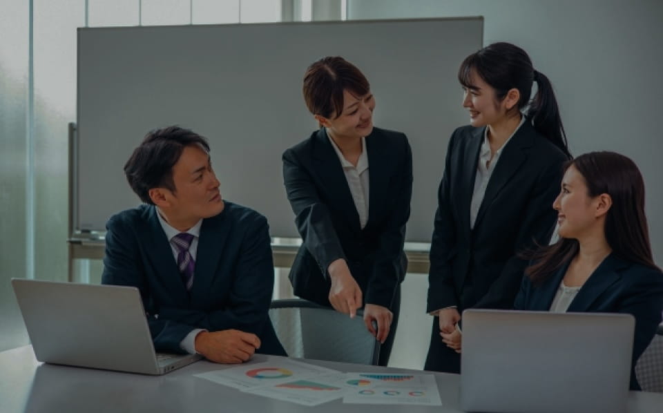 話し合う社員達